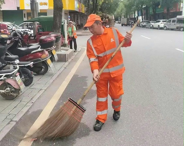 华体平台环保：环卫工人张相远1