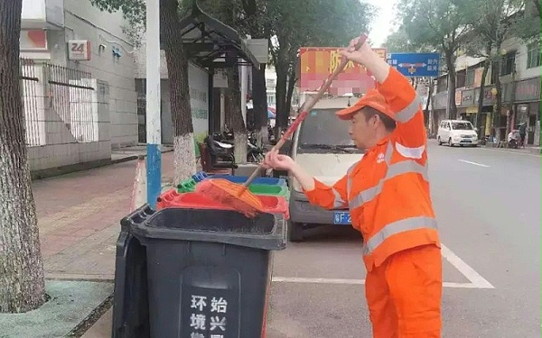 华体平台环保：环卫工人张相远2