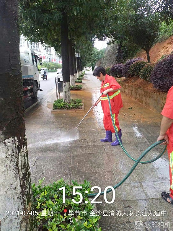 华体平台人紧急清淤保畅通3