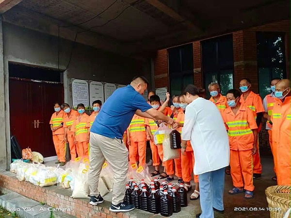 华体平台环保重庆分公司给员工送清凉发放慰问物资