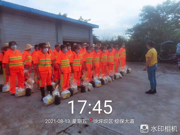 华体平台环保重庆分公司给员工送清凉发放慰问物资3