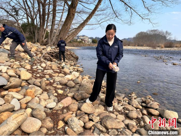 华体平台环保：王丽(前1)组织网格员巡查河道，发现垃圾同步清理