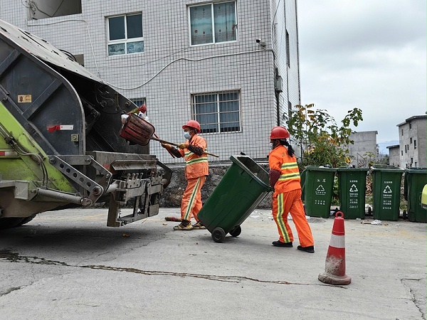 华体平台环保的环卫作业员工正在回收垃圾