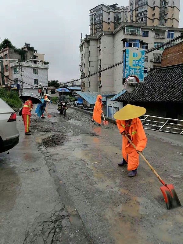 华体平台人紧急清淤保畅通-华体平台环保