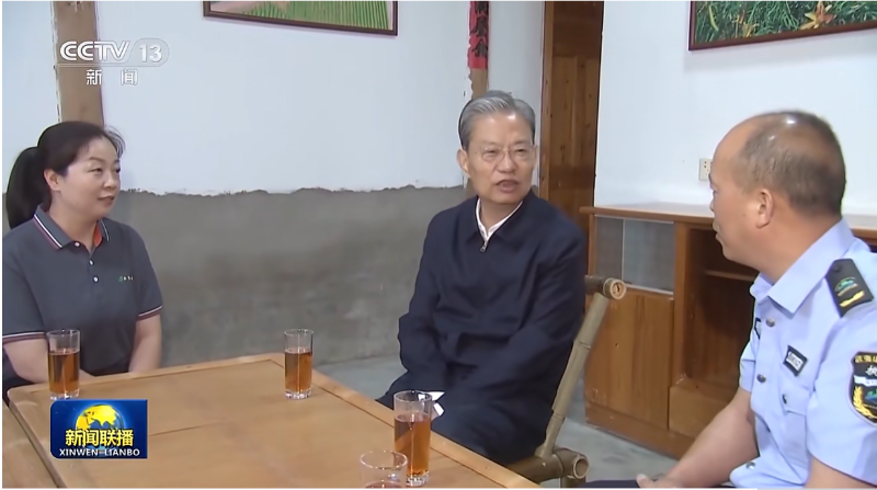 华体平台环保武夷山分公司员工王丽（女）作为森林一线巡护员参加检查组召开的座谈会