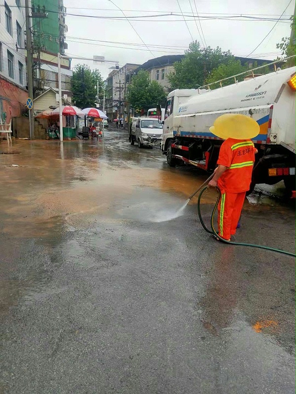 华体平台环保：大雨过后的道路冲洗