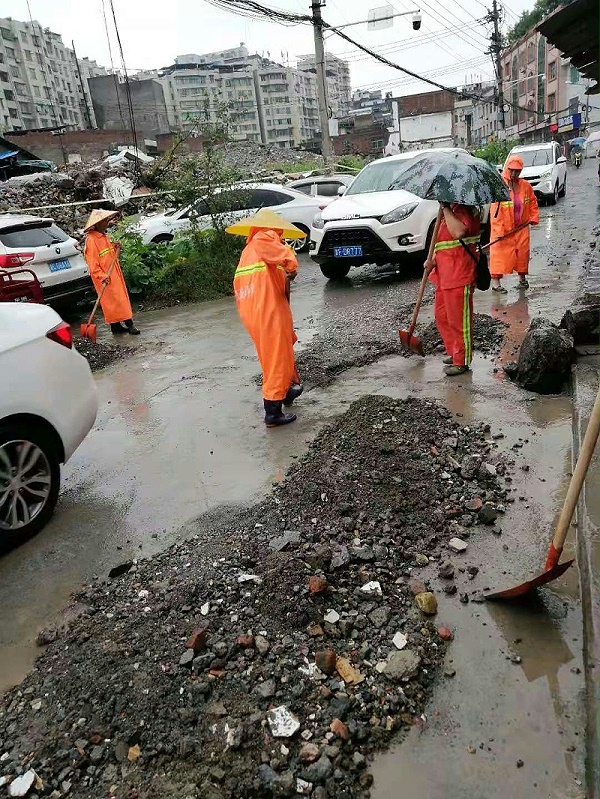 华体平台环保：道路清淤
