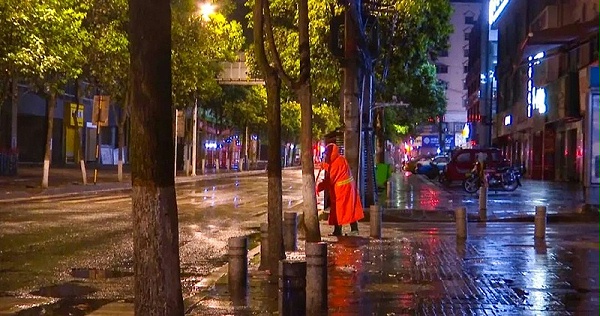 华体平台环保员工杨静