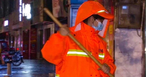 华体平台环保员工杨静
