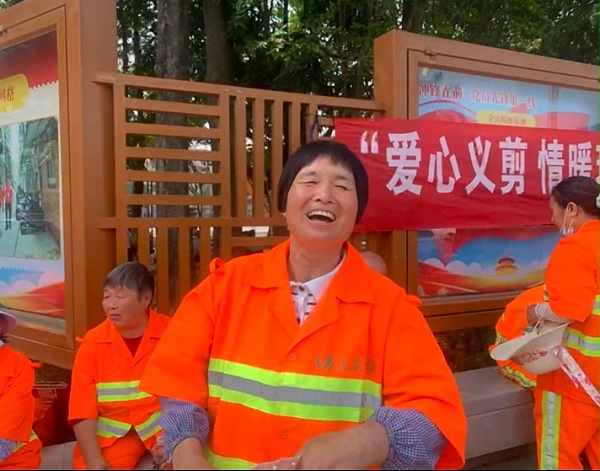 华体平台环保为环卫工人义剪