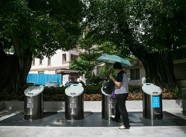 在地埋式垃圾桶上投放垃圾2-华体平台环保