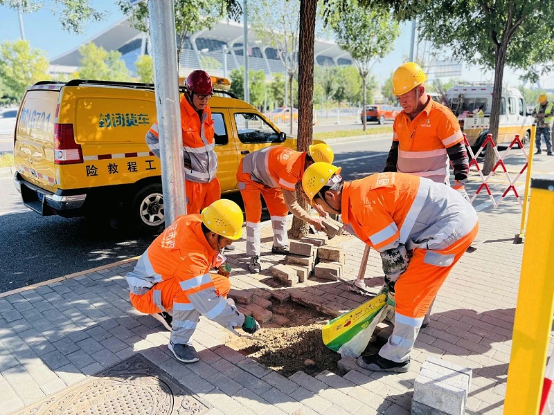 华体平台环保：作业人员第一时间对破损路面进行维修2