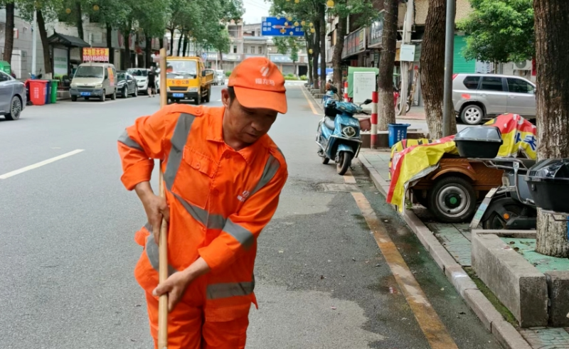 华体平台环保：环卫工人张相远3