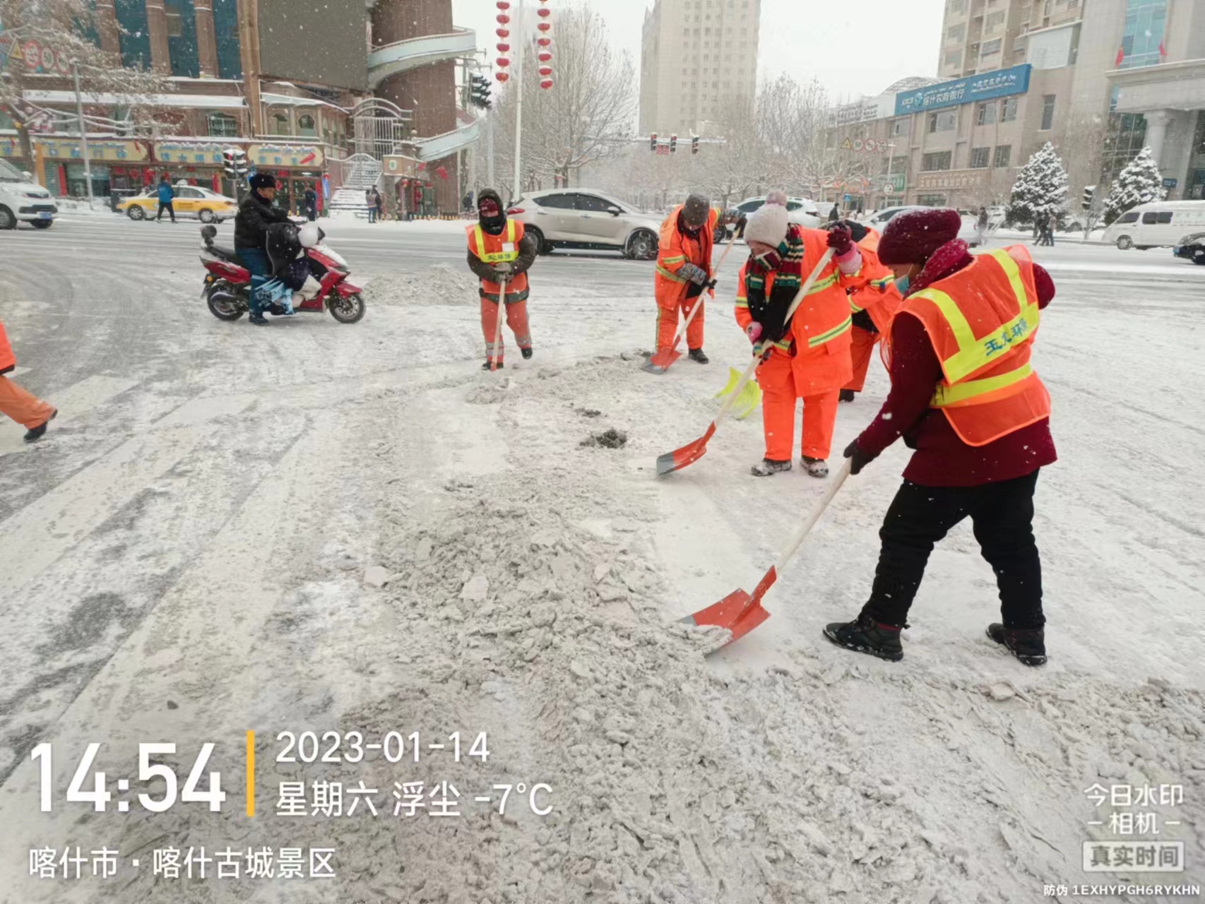 人休车不休,喀什华体平台环保“战冰雪，保出行”