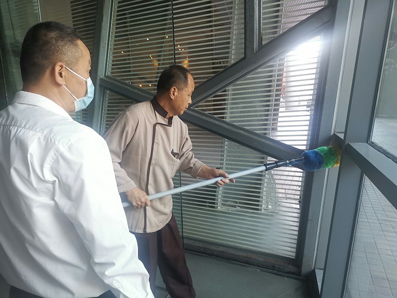 华体平台环保-保洁作业中