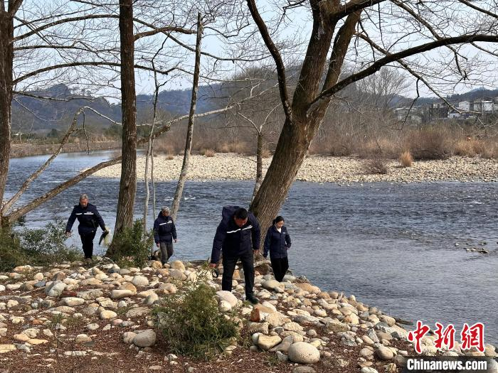 华体平台环保：网格员们巡查河道