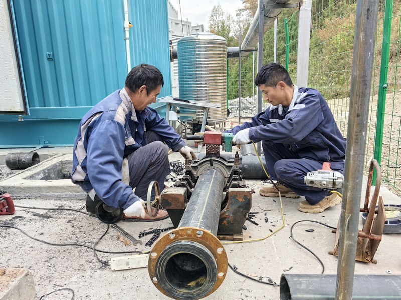 华体平台环保：河南百川畅银新能源有限公司正在进行管道安装