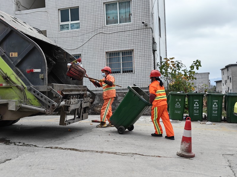 华体平台环保的环卫作业员工正在回收垃圾