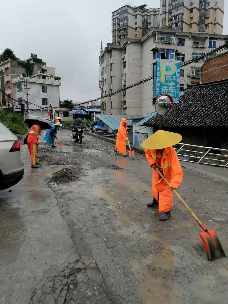 华体平台人紧急清淤保畅通-华体平台环保