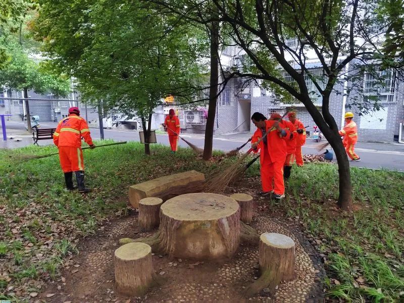 华体平台环保：环卫公司在小区内进行清扫保洁作业1