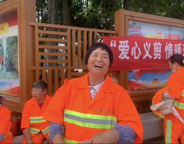华体平台环保为环卫工人义剪